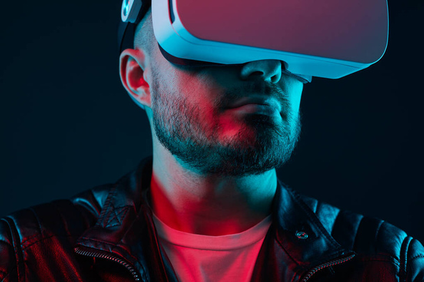 Bearded man exploring virtual reality in headset - Foto, Bild