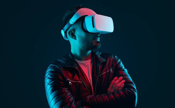 Serious man in VR headset in studio - Fotoğraf, Görsel