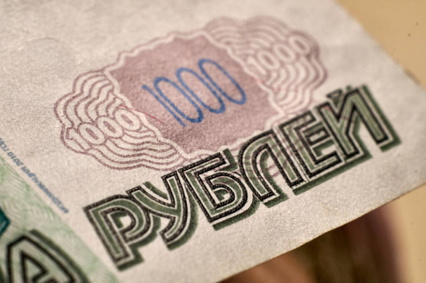 Banknoty i monety rosyjskiego rubla. Szczegóły rosyjskich pieniędzy w zbliżeniu. Napis ruble na papierze rachunku. - Zdjęcie, obraz