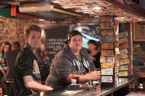Dává si pivo se svým kámošem. Dva přátelé pijící v místním baru. - Fotografie, Obrázek