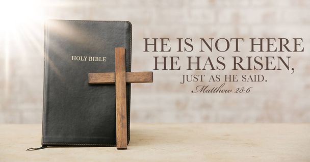 Библия с деревянным крестом на светлом фоне - Фото, изображение