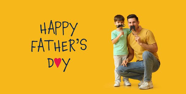 Üdvözlőlap Boldog Nemzetközi Apák Napjára apuval és fiával sárga alapon - Fotó, kép
