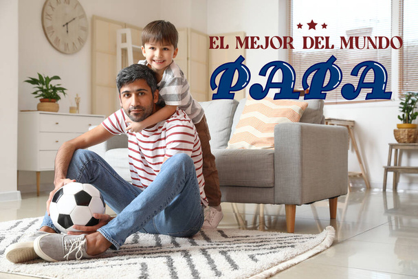Üdvözlőlap a Nemzetközi Apák Napjára apával és fiával otthon - Fotó, kép