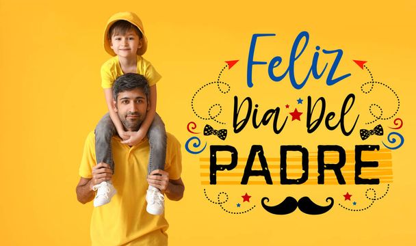 Carte de voeux pour la fête internationale des pères avec papa et fils sur fond jaune - Photo, image