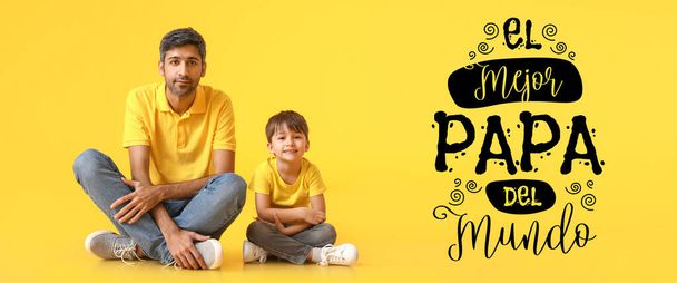 Tarjeta de felicitación para el Día Internacional del Padre con papi e hijo sobre fondo amarillo - Foto, Imagen
