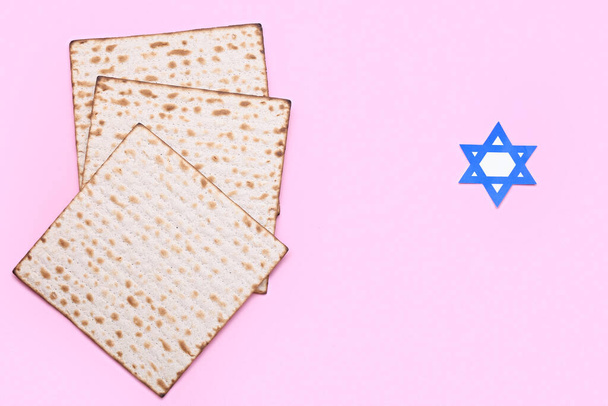 Jüdische Fladenbrot-Matze zum Pessach auf rosa Hintergrund - Foto, Bild
