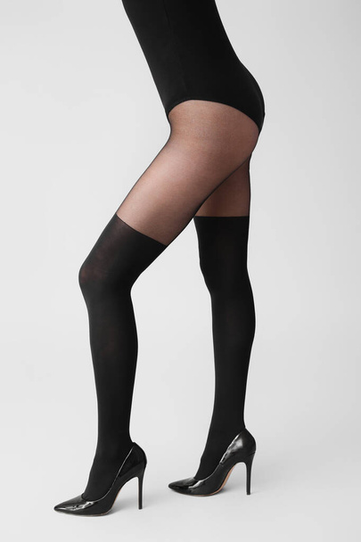 Mulher bonita em meias pretas no fundo claro - Foto, Imagem