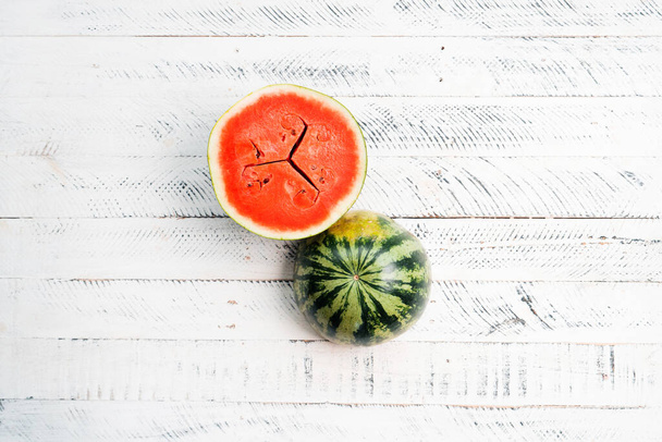 zoete verse watermeloen op witte houten achtergrond, rode watermeloen - Foto, afbeelding