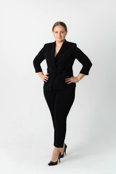 Confident businesswoman with folded arms standing looking at the camera over grey background - Φωτογραφία, εικόνα