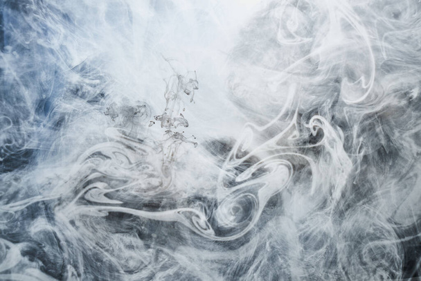 Dunkler Rauch auf weißem Tuschgrund, bunter Nebel, abstrakt wirbelndes Meer, Acrylfarbe Pigment unter Wasser - Foto, Bild