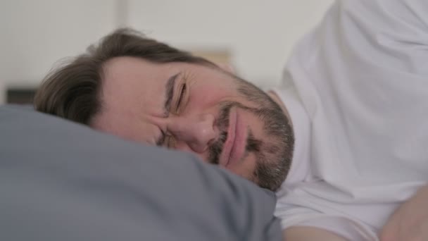 Retrato de Jovem Tosse enquanto dormia na cama - Filmagem, Vídeo