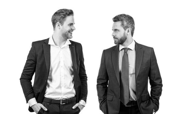deux hommes confiants hommes d'affaires en costume officiel sont des partenaires d'affaires isolés sur blanc, partenariat - Photo, image