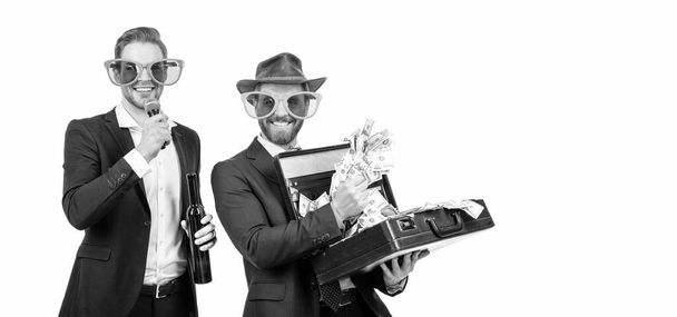 Happy showman et homme gagnant tenant une valise d'argent célèbrent la victoire, jackpot - Photo, image