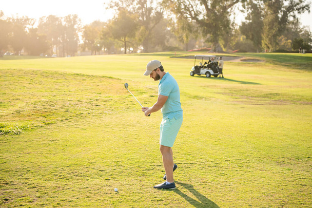 deporte profesional al aire libre. jugador de golf masculino en campo de golf profesional. - Foto, Imagen