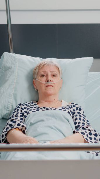 Sairaan potilaan näkökulma, joka käyttää online-videopuhelua etäterveyskeskusteluun - Valokuva, kuva