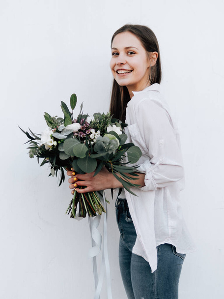 Happy kukkakauppias tyttö kukkakimppu - Valokuva, kuva