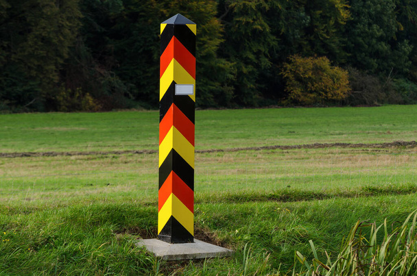 STAAT BORDER POST - De Duitse grens is gemarkeerd met berichten in nationale kleuren  - Foto, afbeelding