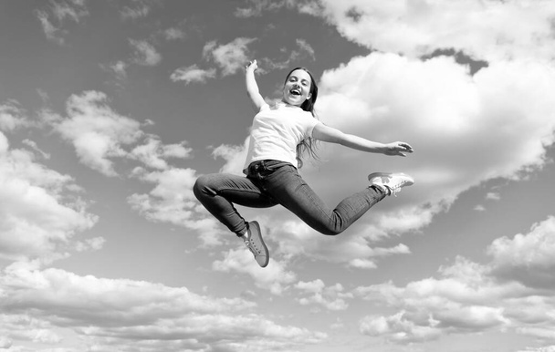 Młoda i wolna. przyszłość sportu. aktywność na świeżym powietrzu. zdrowe dziecko skaczące na świeżym powietrzu. dziecko pełne energii - Zdjęcie, obraz