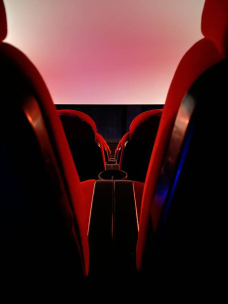 Ver dentro del cine en la pantalla y asientos antes de que comience la película. Foto de alta calidad - Foto, imagen