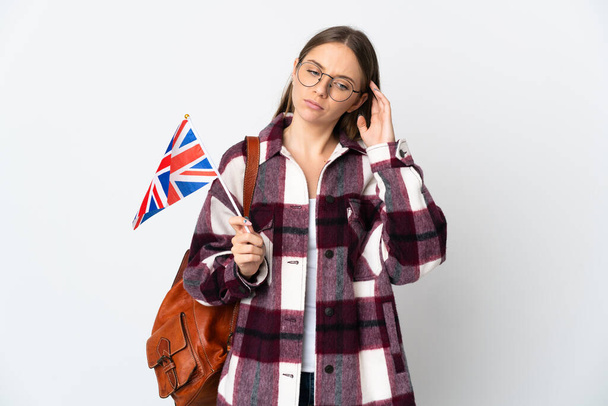 Junge Litauerin mit britischer Flagge auf weißem Hintergrund hat Zweifel - Foto, Bild