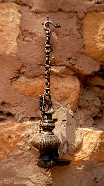 Lanterne sur un mur de pierre à la vieille rue indienne  - Photo, image