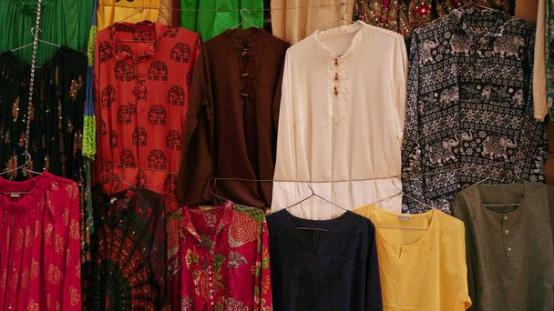 Wieszane kolorowe ubrania na indyjskim rynku ulicznym - Zdjęcie, obraz