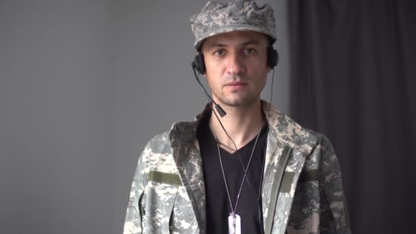 Portrét muže ve vojenských kombinézách, tváří v tvář kameře - Záběry, video