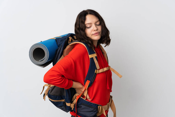 Έφηβος ορειβάτης κορίτσι με ένα μεγάλο σακίδιο απομονώνονται σε λευκό φόντο που πάσχουν από πόνο στην πλάτη για την προσπάθεια - Φωτογραφία, εικόνα