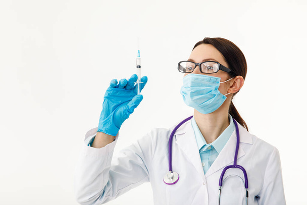 Медсестра держит шприц перед инъекцией. Концепция вакцинации. - Фото, изображение