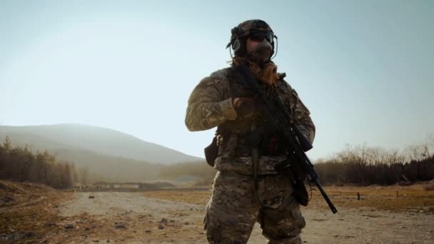 Żołnierz sił specjalnych w kamuflażu taktycznym w Syrii - Materiał filmowy, wideo