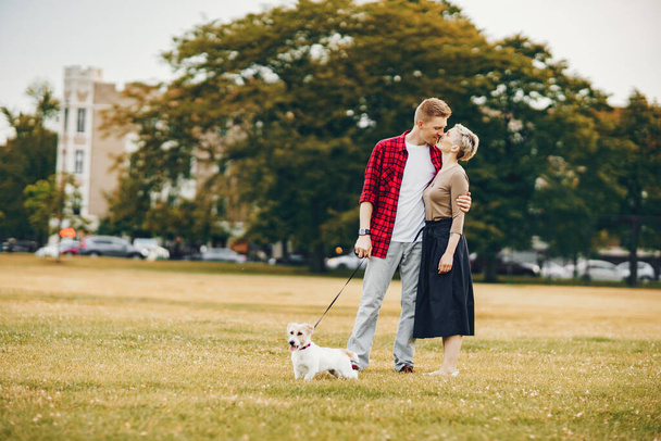 happy couple with dog in Chicago park - Foto, Imagem