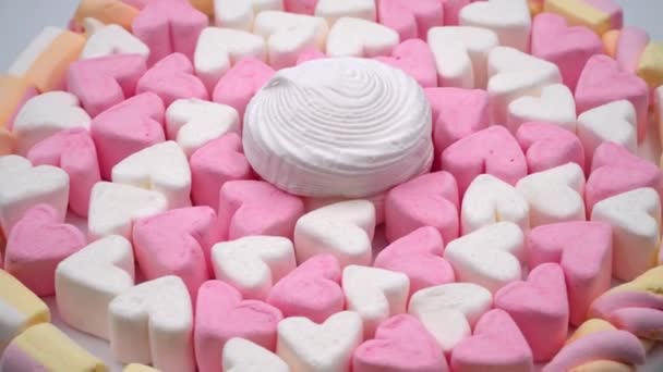 Marshmallows ροζ και λευκό σε μορφή καρδιάς περιστρέφονται. Κλείσιμο βίντεο από πάνω. - Πλάνα, βίντεο