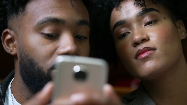 Due persone che guardano le facce ravvicinate del dispositivo cellulare che fissano il telefono - Foto, immagini
