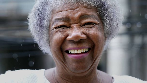 Uma mulher negra mais velha alegre sorriso autêntico expressão feliz real - Foto, Imagem