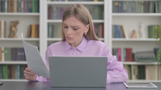 Kobieta z laptopem o utratę podczas czytania dokumentów - Materiał filmowy, wideo