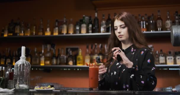 Rotschopf Mädchen Junge erwachsene Frau Barkeeper bereitet mischt blutigen mery Cocktail an der Bar Feuershow - Filmmaterial, Video