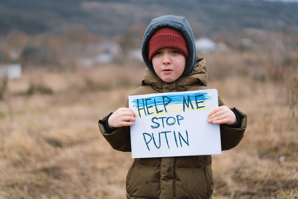 Válka Ruska proti Ukrajině. Plačící chlapec žádá o zastavení války na Ukrajině. - Fotografie, Obrázek