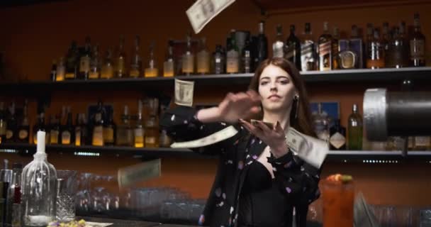 Femme vend à boire pour beaucoup de dollars américains femme d'affaires est devenu riche jette maintenant de l'argent autour - Séquence, vidéo