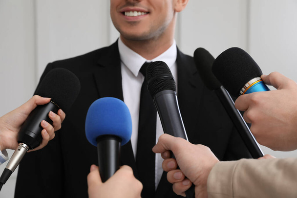 Feliz hombre de negocios dando entrevista a periodistas en evento oficial, primer plano - Foto, Imagen