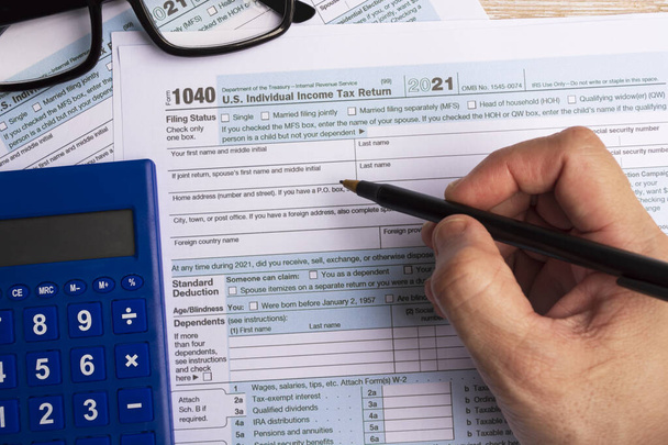 Preencher os formulários fiscais 1040. U.S Retorno do Imposto de Renda Individual em uma mesa. - Foto, Imagem
