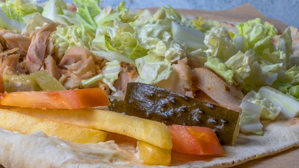 Falafel and fresh salad. Vegan tacos. Vegetarian healthy food. Vegetarian falafel with salad on pita bread. Healthy food concepts. - Valokuva, kuva