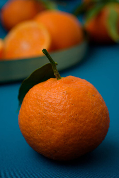 fresh ripe tangerines on a wooden table - Foto, Imagem