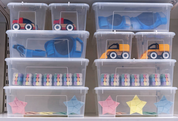 Transparante plastic containers met kinderspeelgoed. - Foto, afbeelding