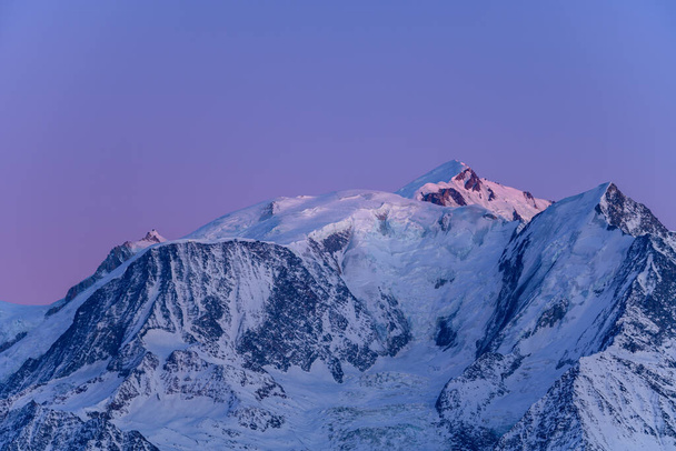 Ez a tájkép Európában készült, Franciaországban, Rhone Alpokban, Savoie-ban, az Alpokban, télen. Látjuk a Mont Blanc tömeget éjszaka.. - Fotó, kép