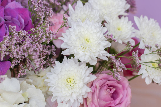 白い背景にピンク色の牡丹の美しい花束 - 写真・画像
