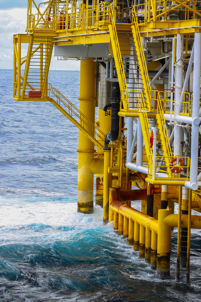Öl- und Gasplattform im Golf oder Meer, die weltweite Energie-, Offshore-Öl- und Bohrplattform zur Förderung von Öl und Gas. - Foto, Bild
