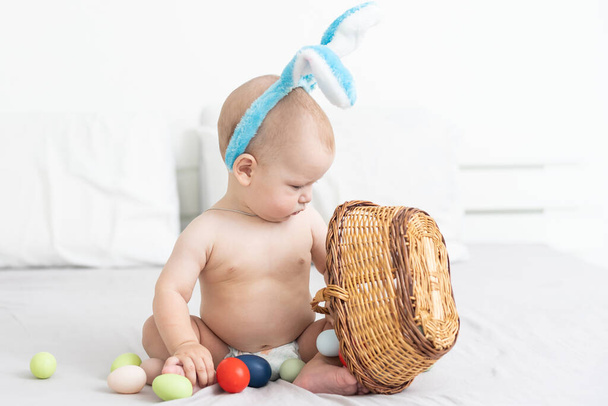 Chlapec oblečený jako zajíček a velikonoční vajíčka - Fotografie, Obrázek