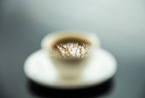 Odblaskowe drzewa w filiżance kawy - Zdjęcie, obraz