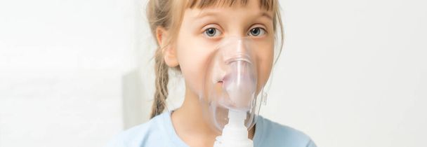 Hasta küçük kız, gri arka planda fotokopi çekerek nefes alıyor. Evde nebulizörle solunum yapan bir kız. çocuk astım spreyi soluması nebulizer buhar tutması öksürüğü - Fotoğraf, Görsel