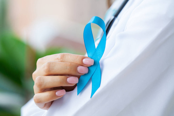 Mujer con cinta azul, conciencia de cáncer de próstata - Foto, imagen